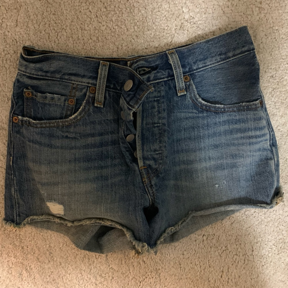 Size 25 Levi’s shorts